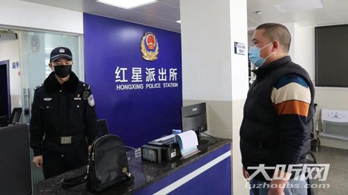 粗心家長4萬學費落車上，瀘州的哥拾金不昧暖人心